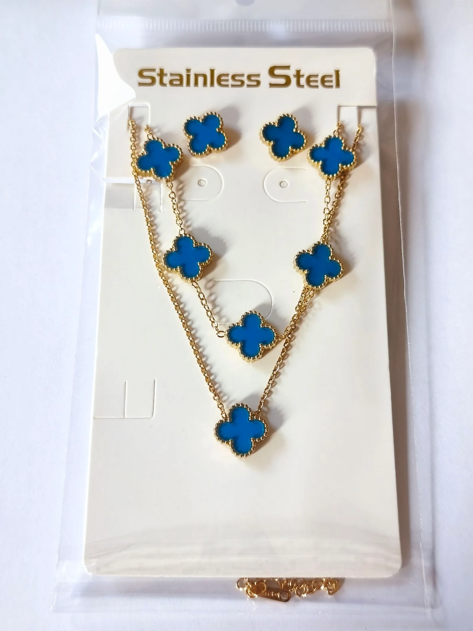 Conjunto de gargantila pulseira e brincos de trevo azul claro com corrente dourada – photo 4